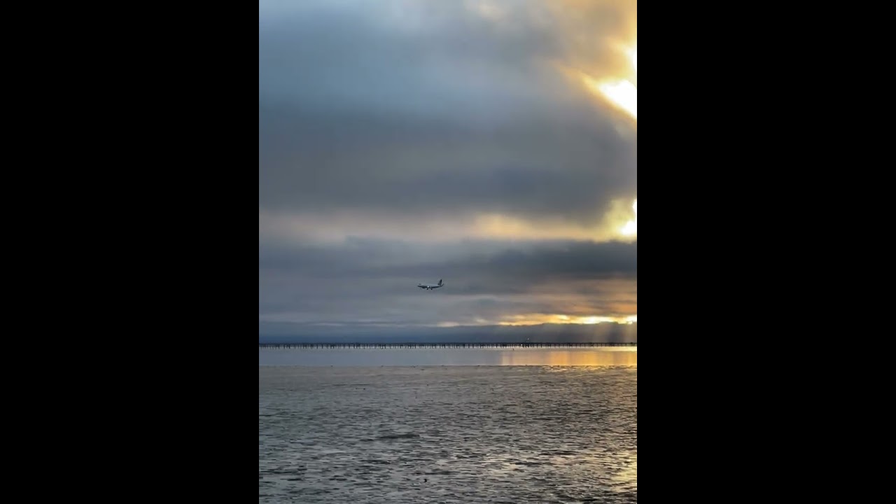 United Airline Embraer 175 Landing At San Francisco Int’l Airport