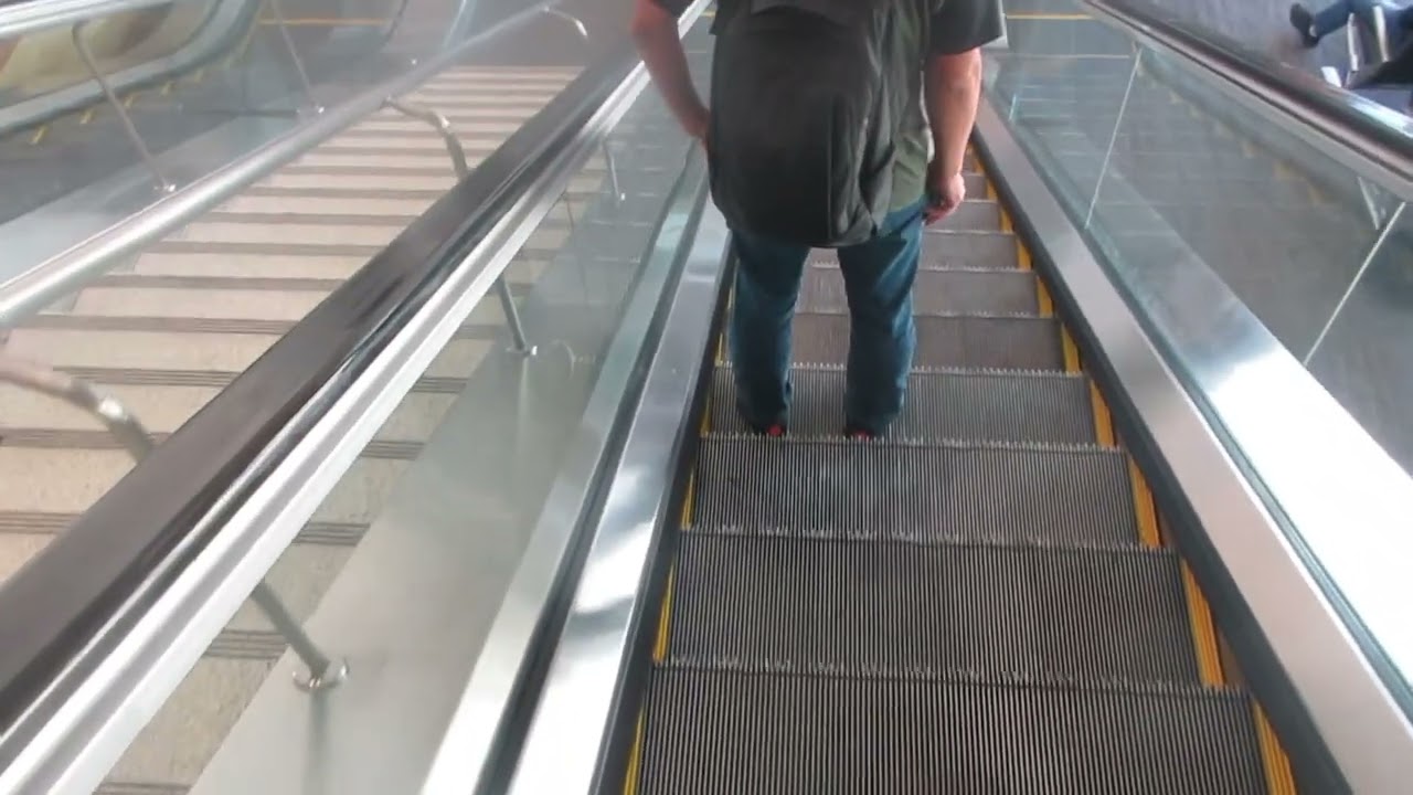 (unknown Brand) Escalators To Gates G9 G10 At San Francisco International Airport – San Francisco Ca