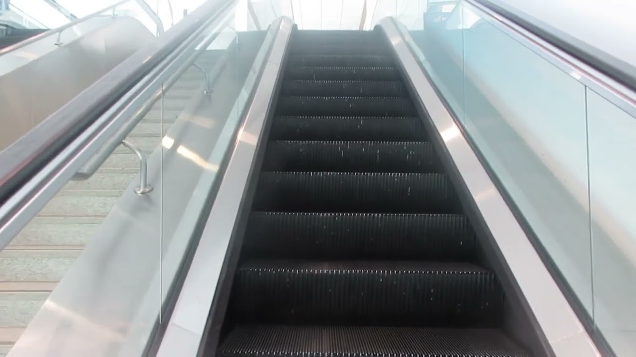 (unknown Brand) Escalators To Gates G5 G6 At San Fransisco International Airport – San Francisco Ca