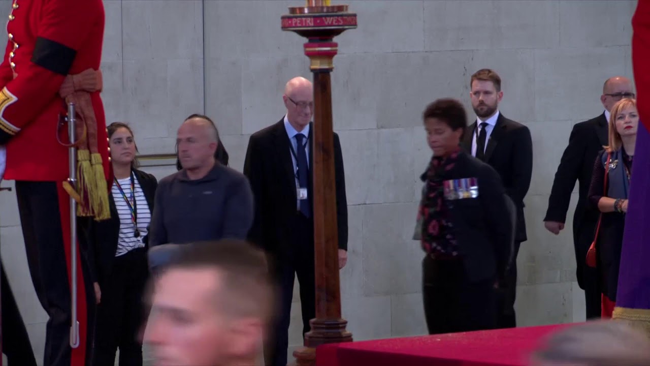 Queen Elizabeth Ii’s Coffin At Westminster Hall I Live