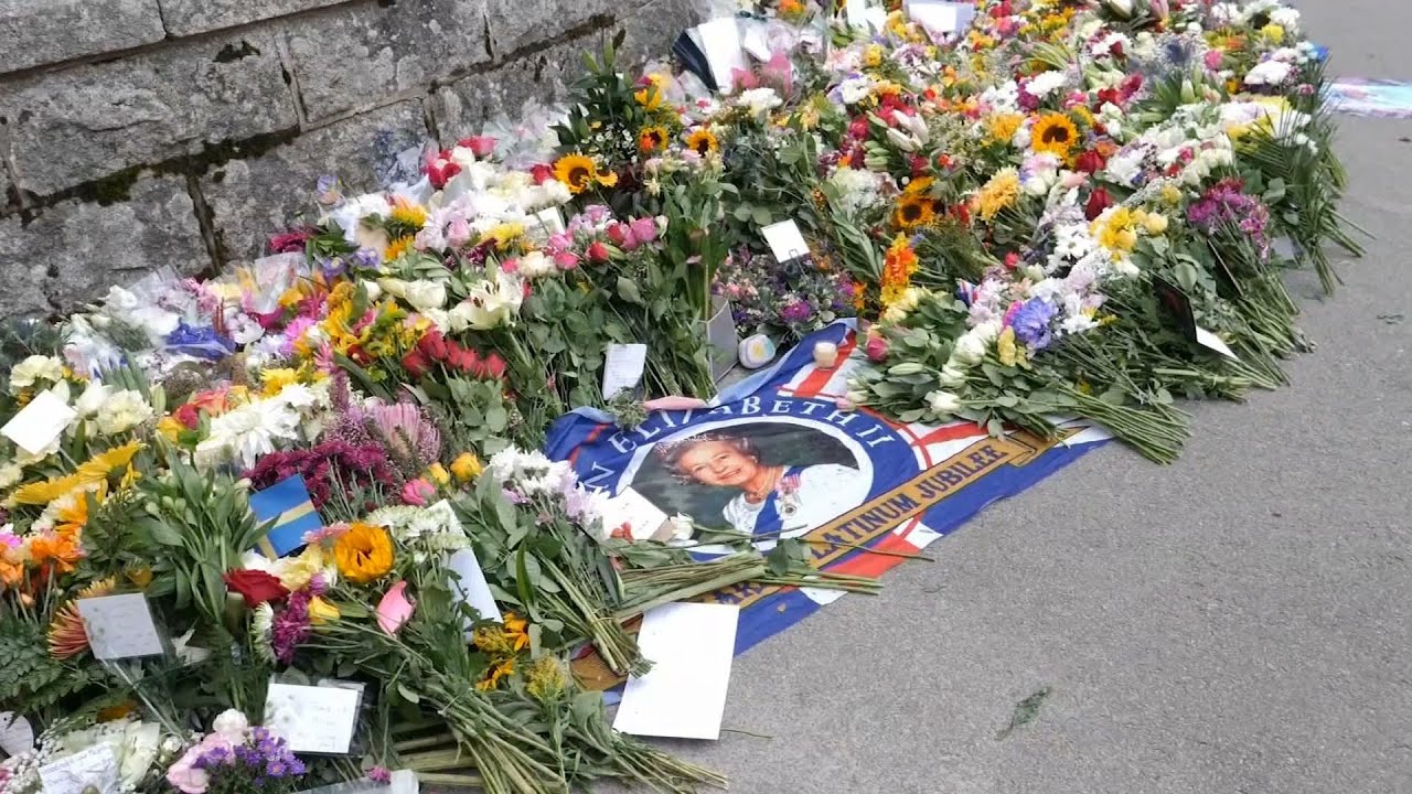 Scotland mourners prepare to say goodbye as Queen Elizabeth’s body heads to Edinburgh 1 Scotland Mourners Prepare To Say Goodbye As Queen Elizabeth’s Body Heads To Edinburgh
