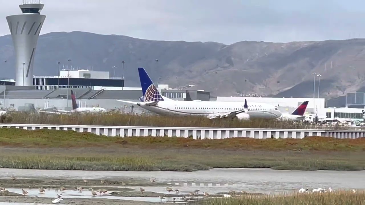 boeing 737 united airline depart