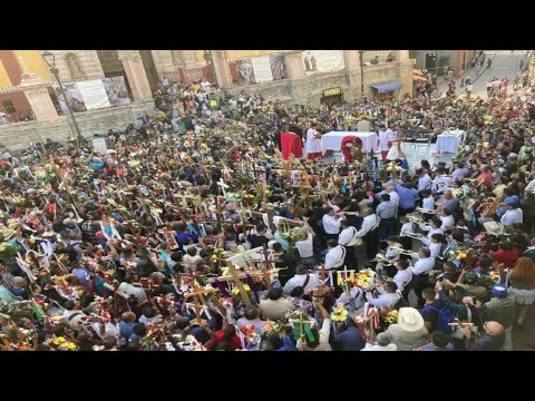 Día De La Santa Cruz A Las Afueras De La Basílica Colegiata De Nuestra Señora De Guanajuato