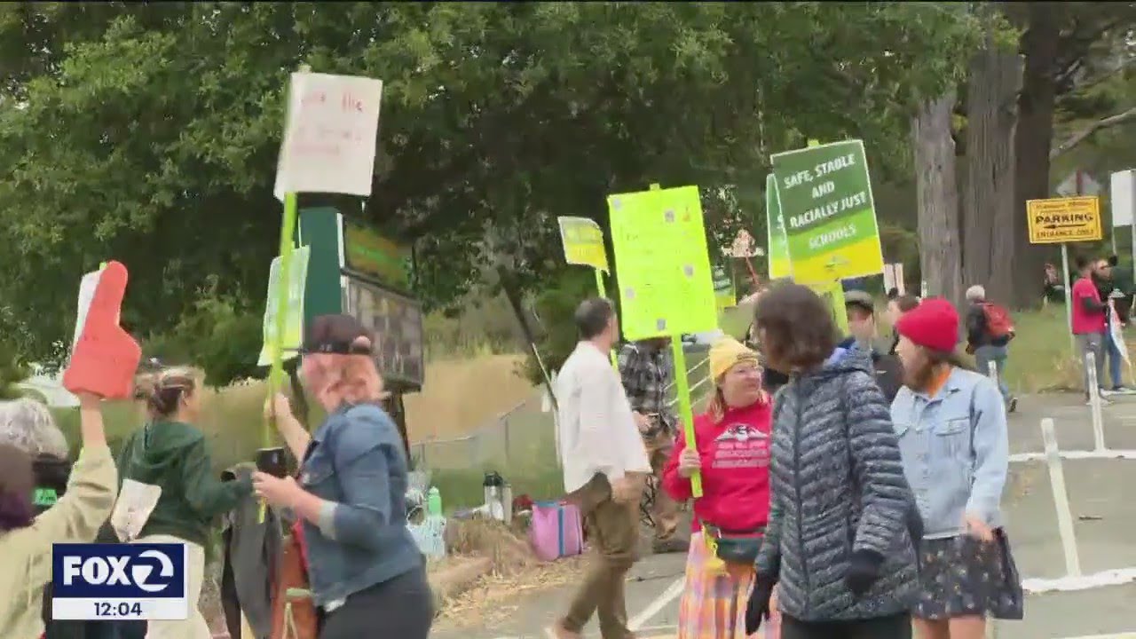 Some Parents Cross Oakland Teacher’ Picket Lines