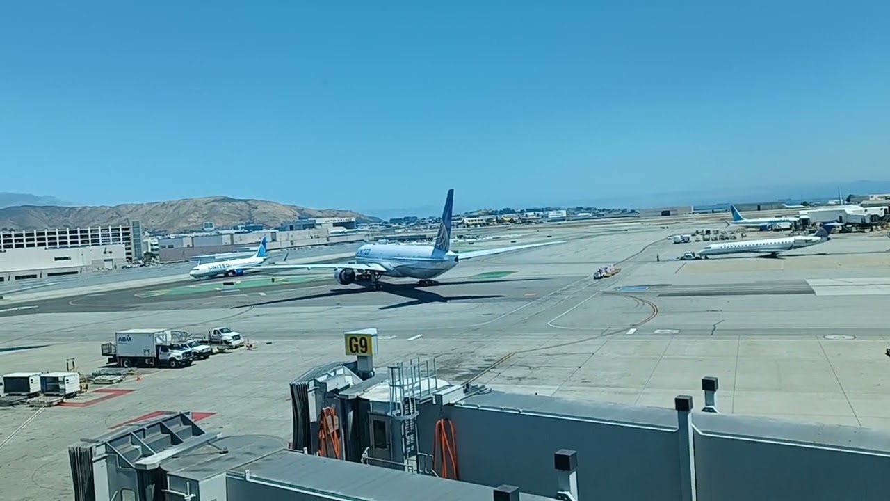 United Airlines 777 300er At San Francisco International Airport (sfo) #boeing777300er