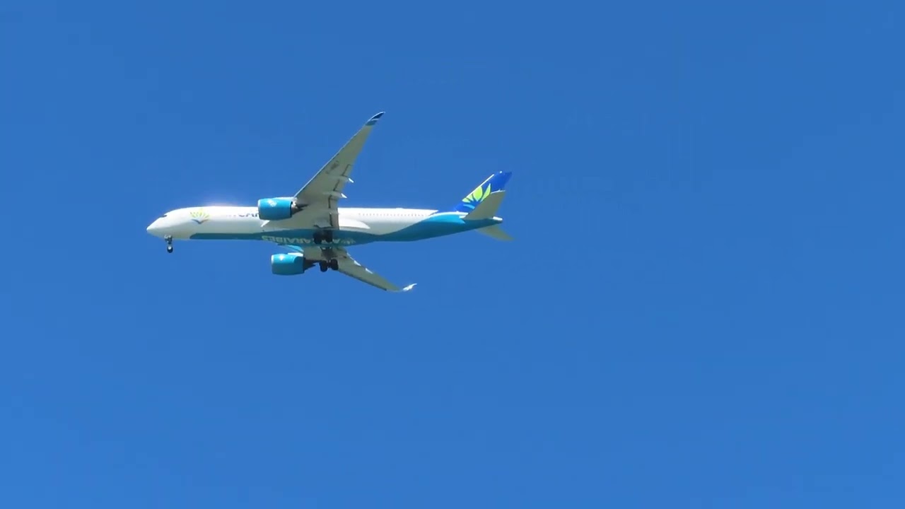 Airplane flying over the Bay on its descent to San Francisco Airport - Foster City, California 2 Airplane Flying Over The Bay On Its Descent To San Francisco Airport – Foster City, California