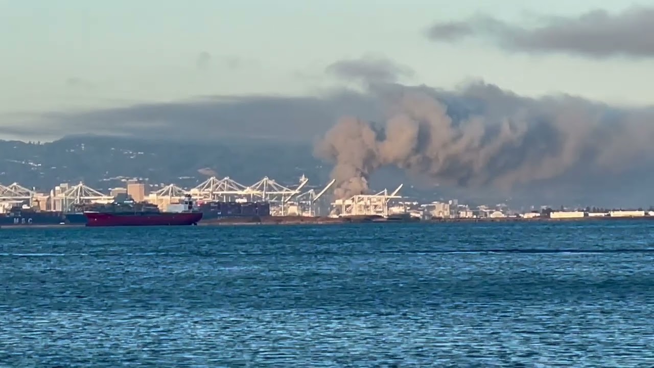 Port Of Oakland Fire On 8.9.23. Scrap Metal Fire Billowing Smoke Over The Bay From Schnitzer Steel