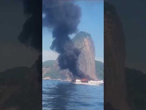 Uma Lancha Pegou Fogo Próximo A Fortaleza De Santa Cruz, Na Baía De Guanabara