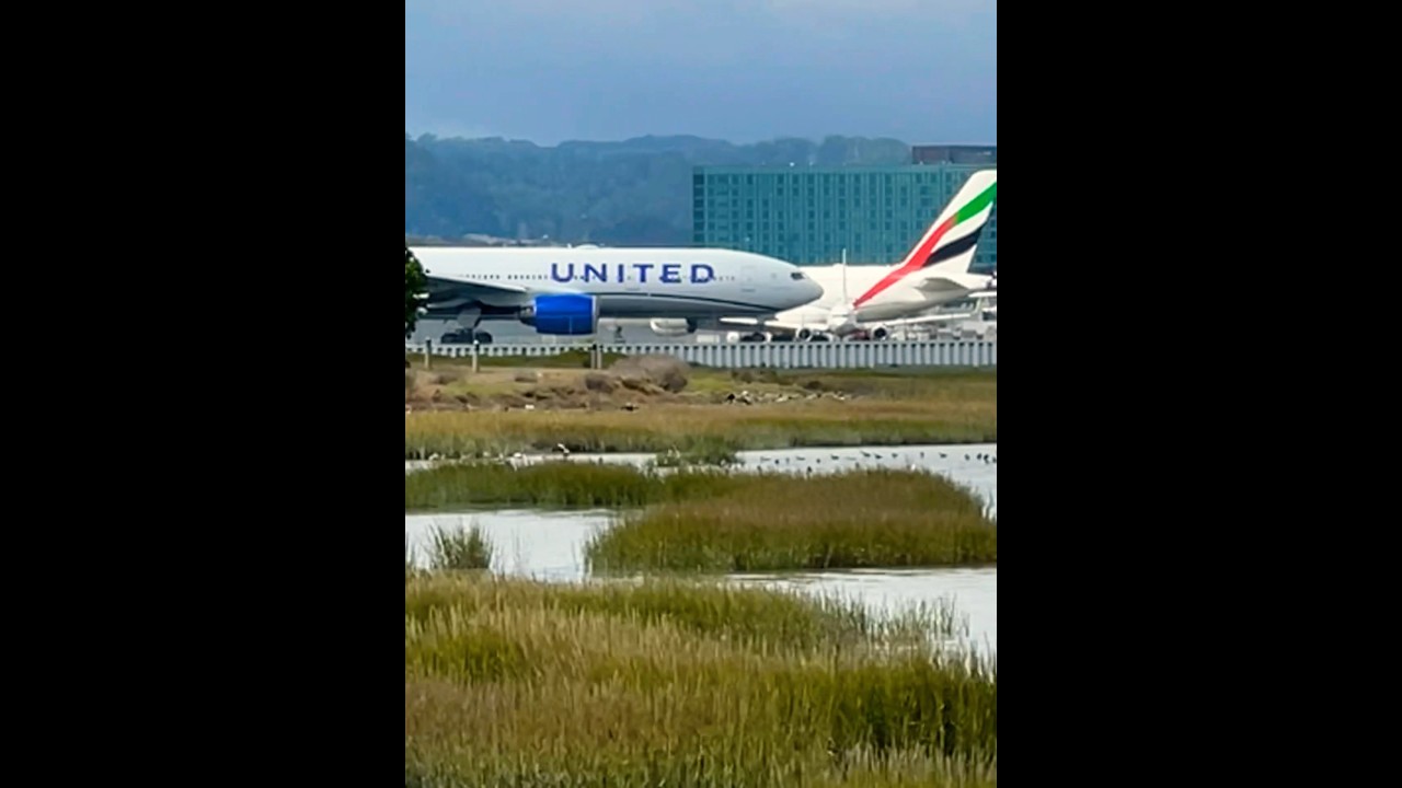 Boeing 777 Of United Departing San Francisco Airport