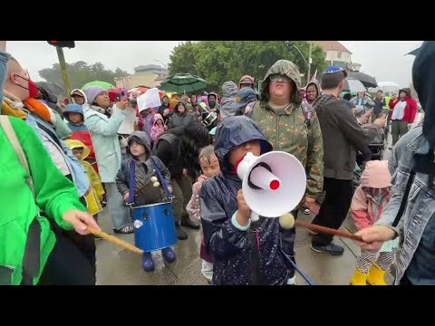 Dozens Rally In Oakland Calling For A Cease Fire In Israel Hamas War