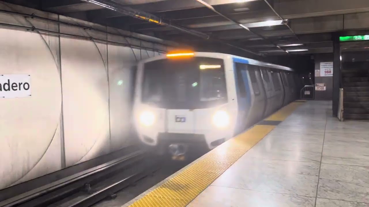 [original Horn] Bart Fleet Of The Future 8 Car Sfo Airport Train Arriving At Embarcadero Station