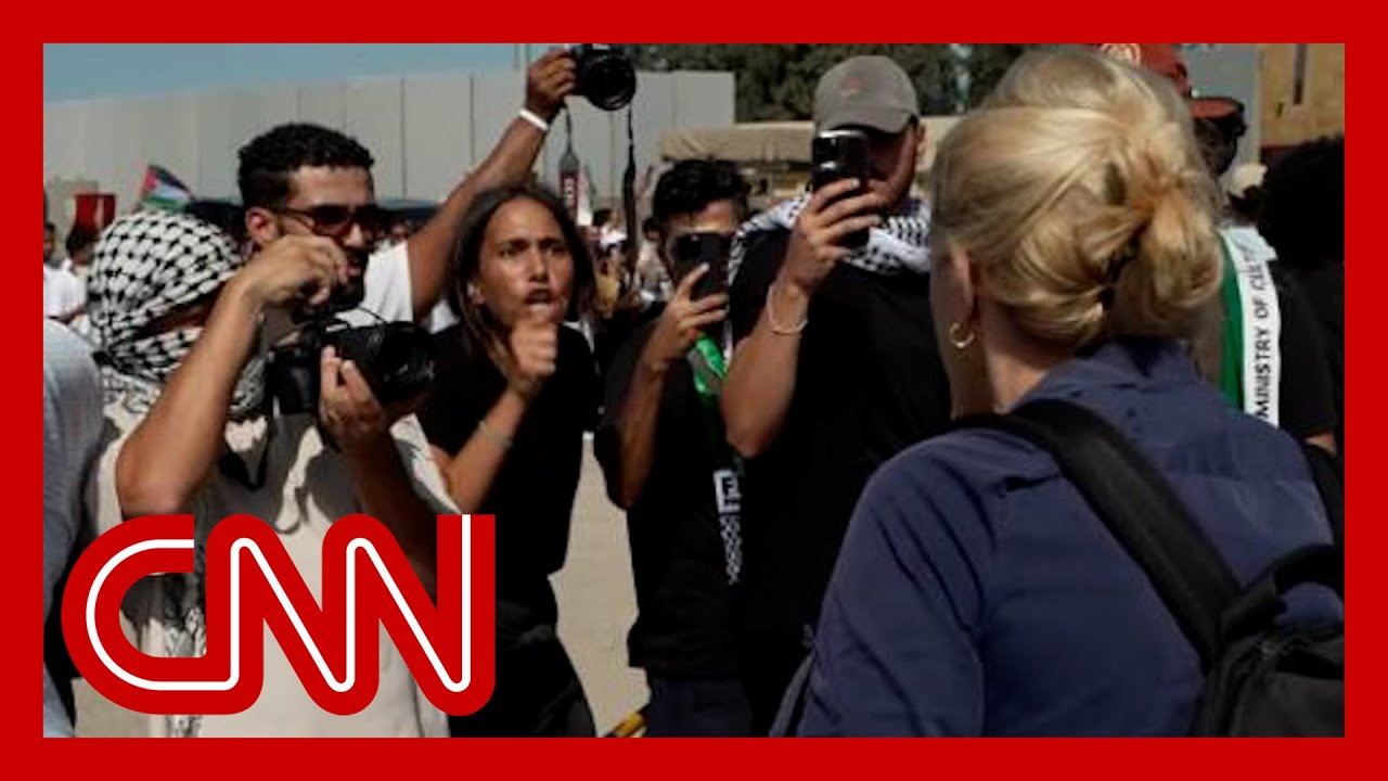 Protester shouts at CNN reporter at Egypt-Gaza border crossing 2 Protester Shouts At Cnn Reporter At Egypt Gaza Border Crossing
