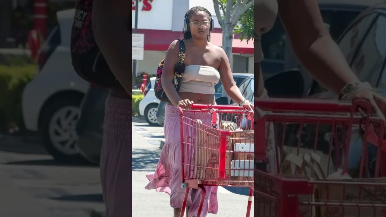 Sasha Obama goes grocery shopping in #losangeles #sashaobama #barackobama #maliaobama #shorts 1 Sasha Obama Goes Grocery Shopping In #losangeles #sashaobama #barackobama #maliaobama #shorts