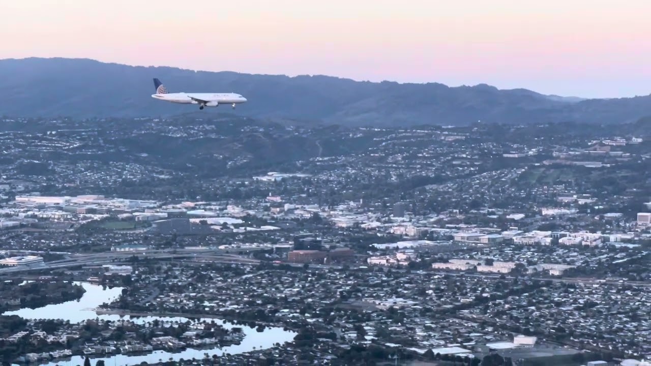 Side by side morning landing San Francisco Airport with United Boeing ...