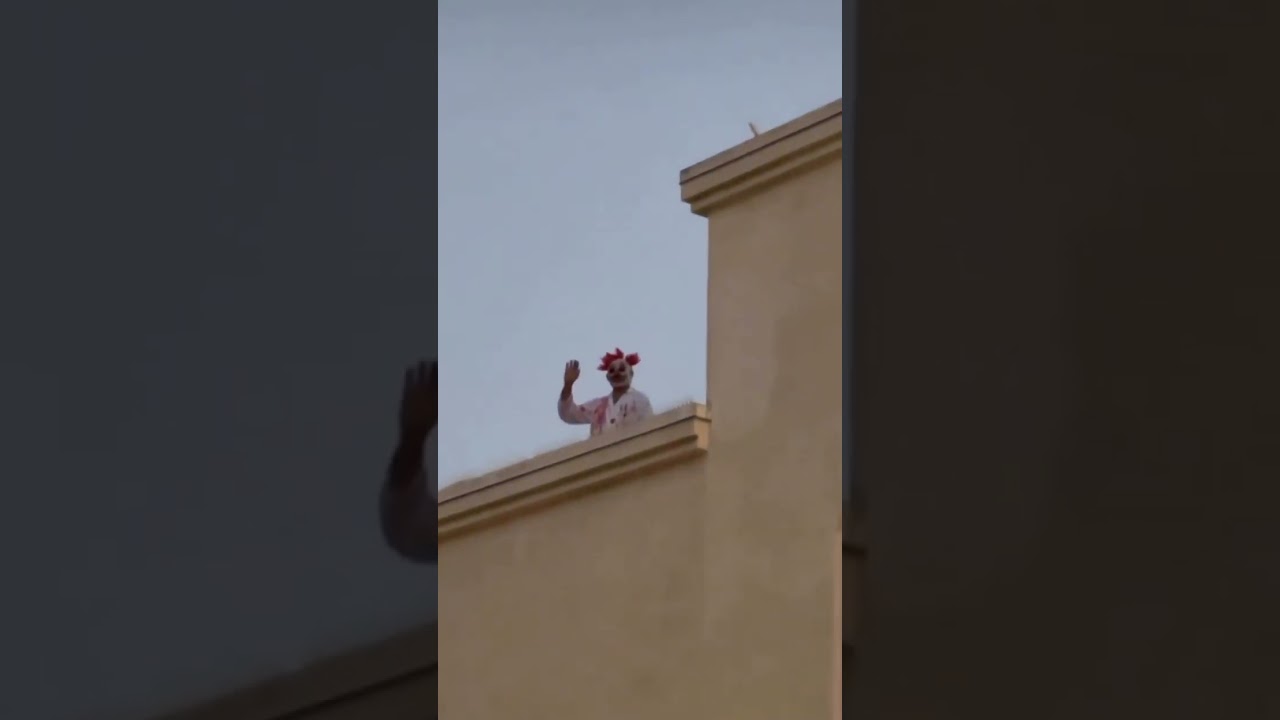 Spooky Season: Man in Killer Clown on roof of Los Angeles 99 Cents store | Citizen 2 Spooky Season: Man In Killer Clown On Roof Of Los Angeles 99 Cents Store | Citizen