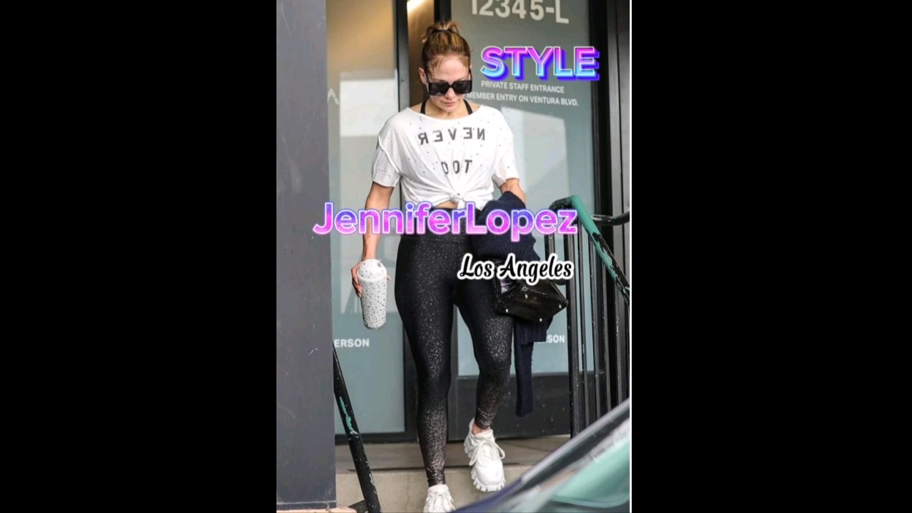 Street Style – Jennifer Lopez In Los Angeles 🗓 November 28, 2023.