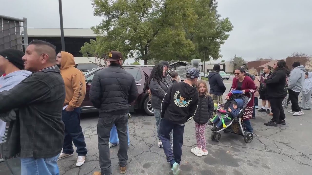 Dozens Line Up To Get Free Restaurant Gear From Now Closed Tgi Fridays In Fresno