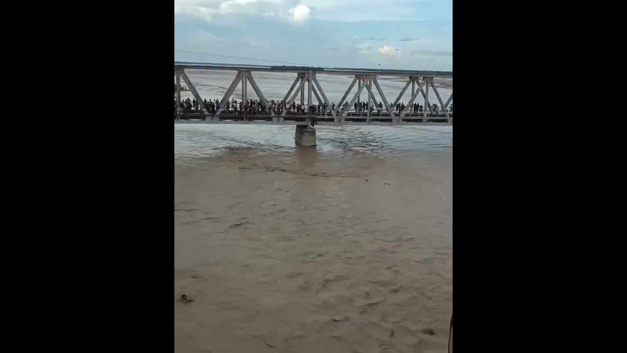 Joven muere ahogado en Puerto Pailas durante la despedida del carnaval. #santacruz #bolivia 2 joven muere ahogado en puerto pa