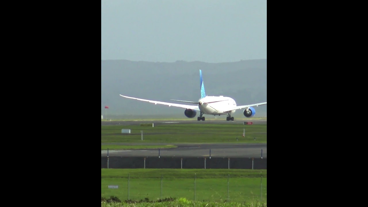 united airlines ua 916 takeoff f