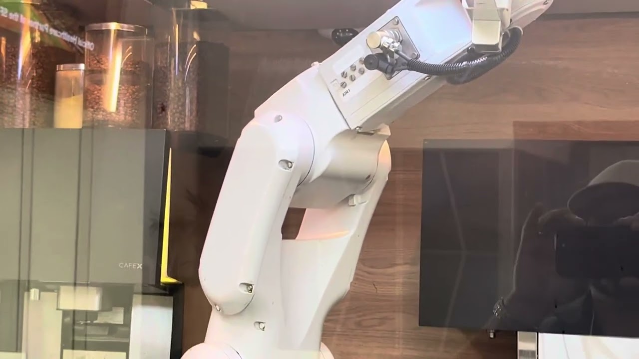 San Francisco airport robot making me a vanilla latte! At least he didn’t ask for a tip! 😆 2 san francisco airport robot maki
