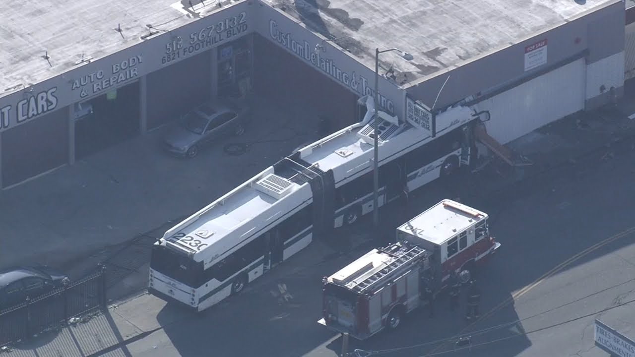 No serious injuries after AC Transit bus crashes into building in Oakland, officials say 2 no serious injuries after ac tra
