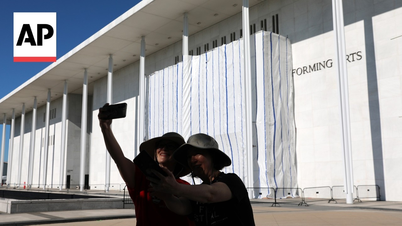 workers remove trumps name from