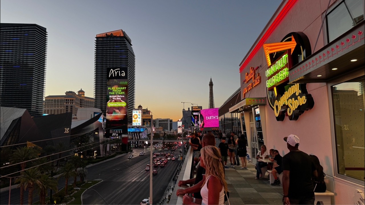 LAS VEGAS LIVE! Friday Night 4th of July Weekend is CRAZY - July 3, 2026 đșđž 2 las vegas live friday night 4th