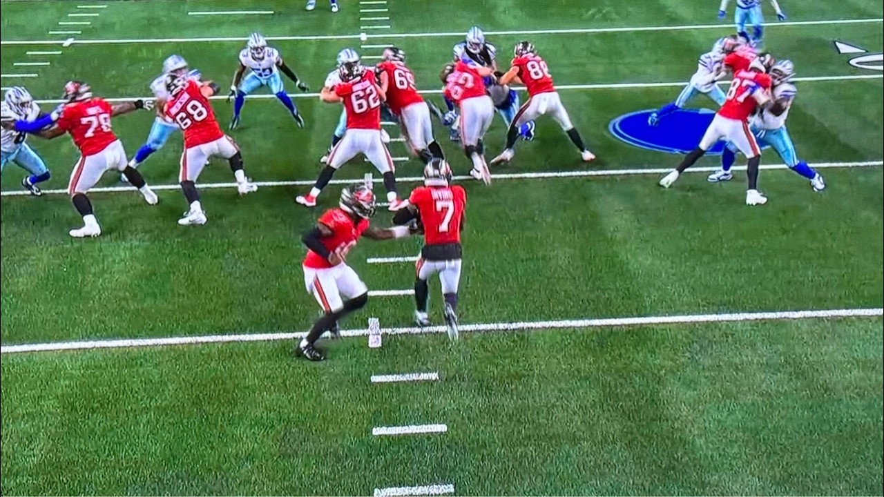 tampa bay bucs beat dallas cowboys 24 16 as bucky irvings 165 yds powers tnf win